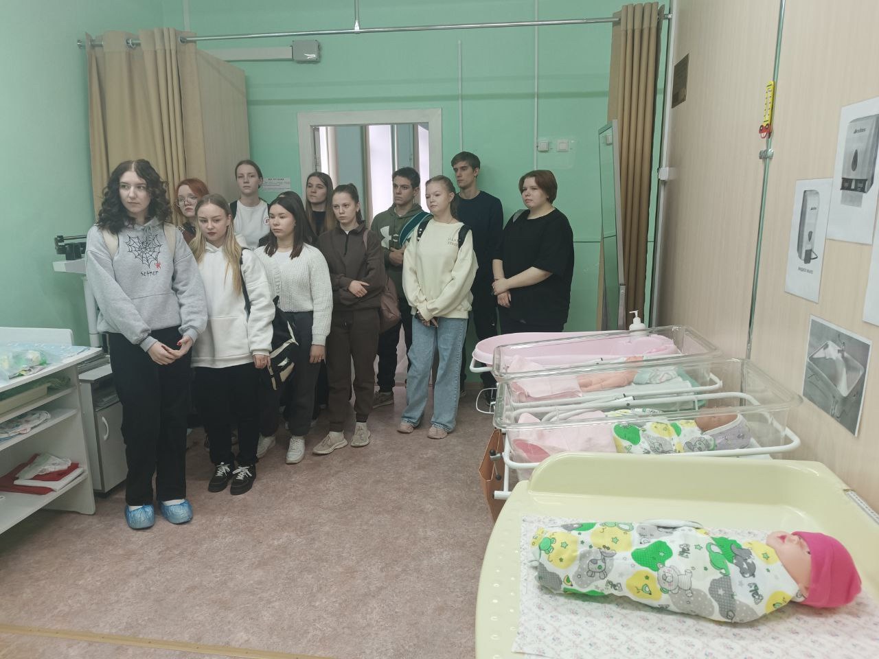 «Учебная лаборатория около врачей».
