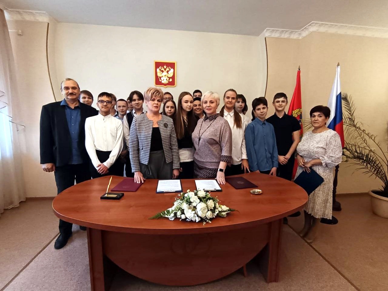 Назаровские восьмиклассники пришли в гости в ЗАГС.